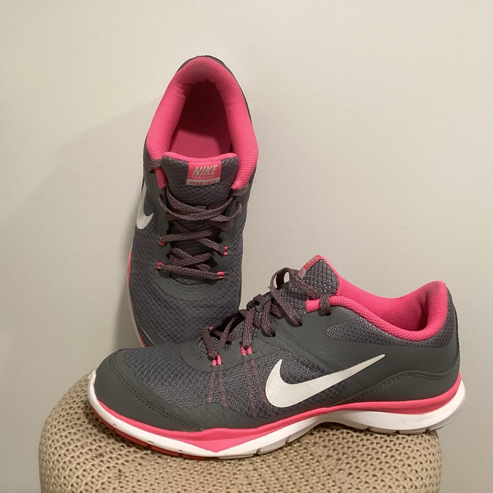 Nike Women's training sneakers in pink and gray Size 8